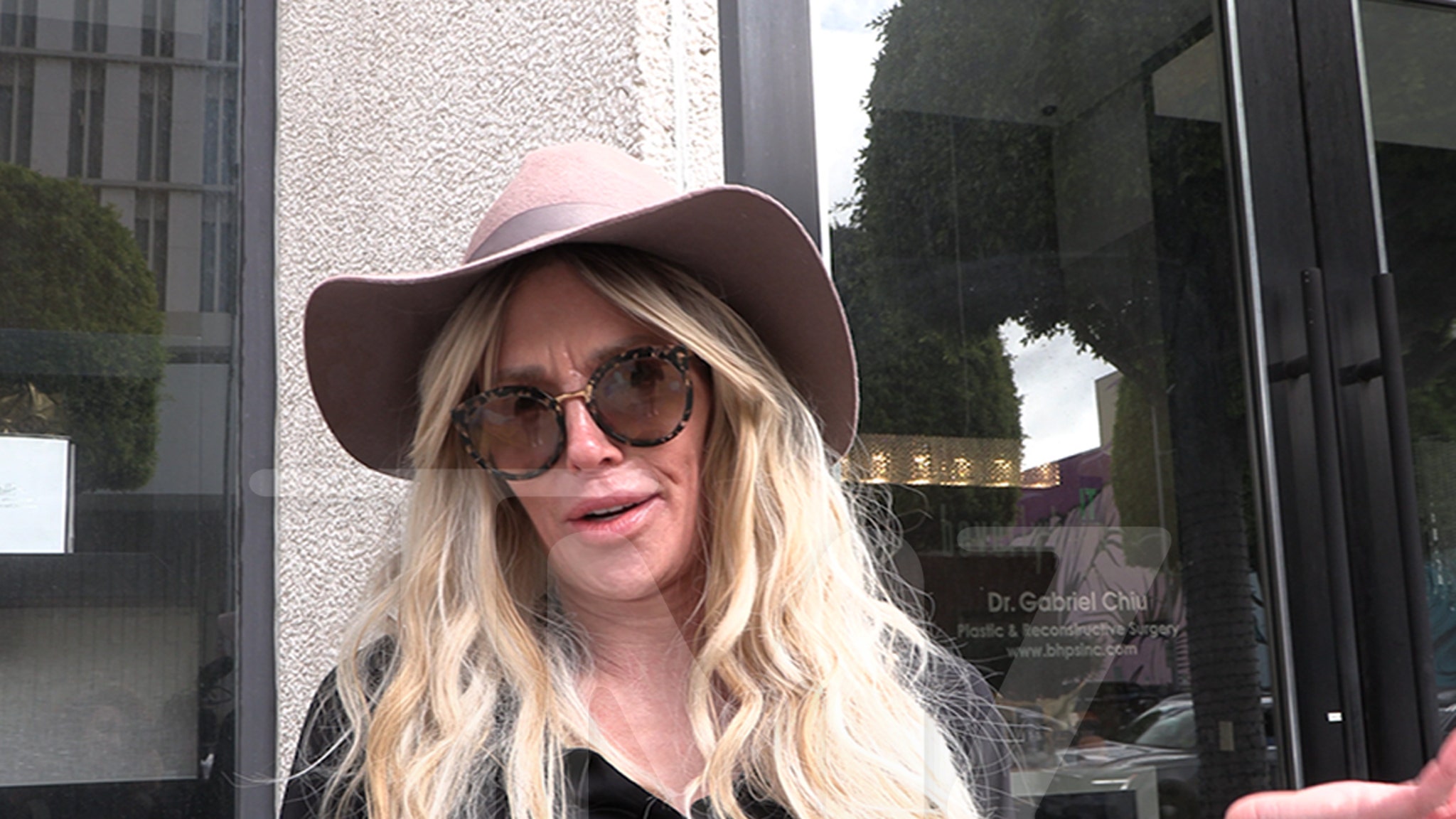 Brandi Glanville dice que los implantes mamarios causaron parásitos faciales