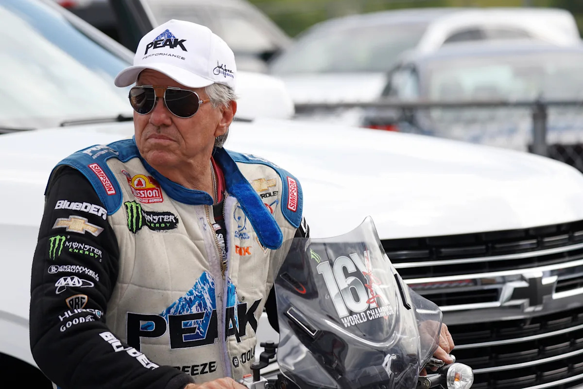 John Force, 16 veces campeón de autos divertidos de la NHRA, anuncia su retiro un año después de sufrir un traumatismo craneoencefálico en un feroz accidente