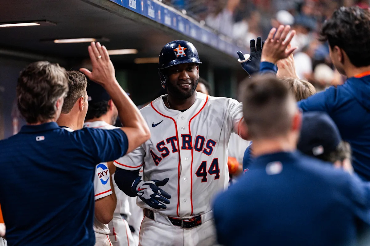 Yordan Álvarez compitiendo por la Triple Corona de la MLB después de conectar el jonrón 34 en la victoria de los Astros por 5-2 sobre los Marlins