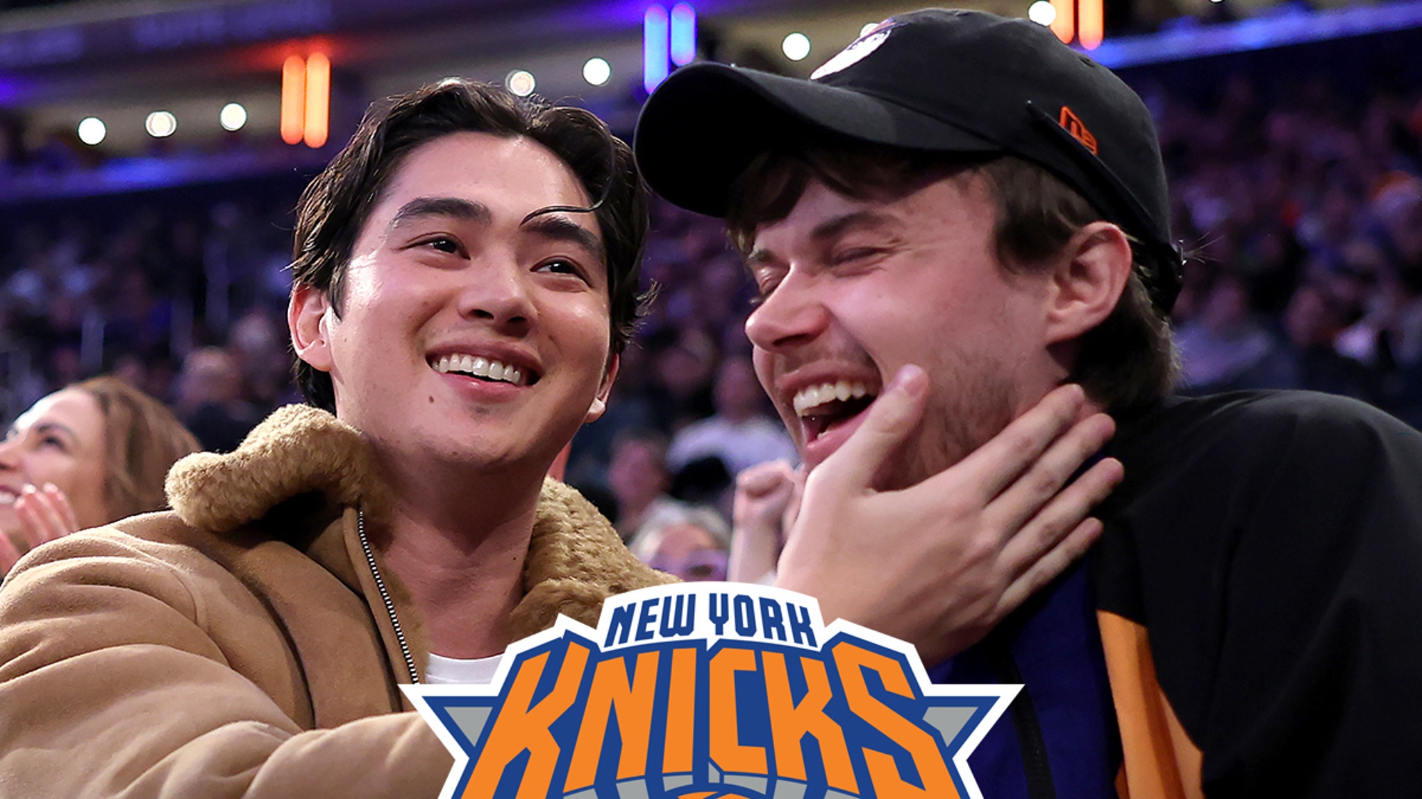 Los coprotagonistas de ‘Summer I Turned Pretty’, Sean Kaufman y Christopher Briney, se besan en el partido de los Knicks