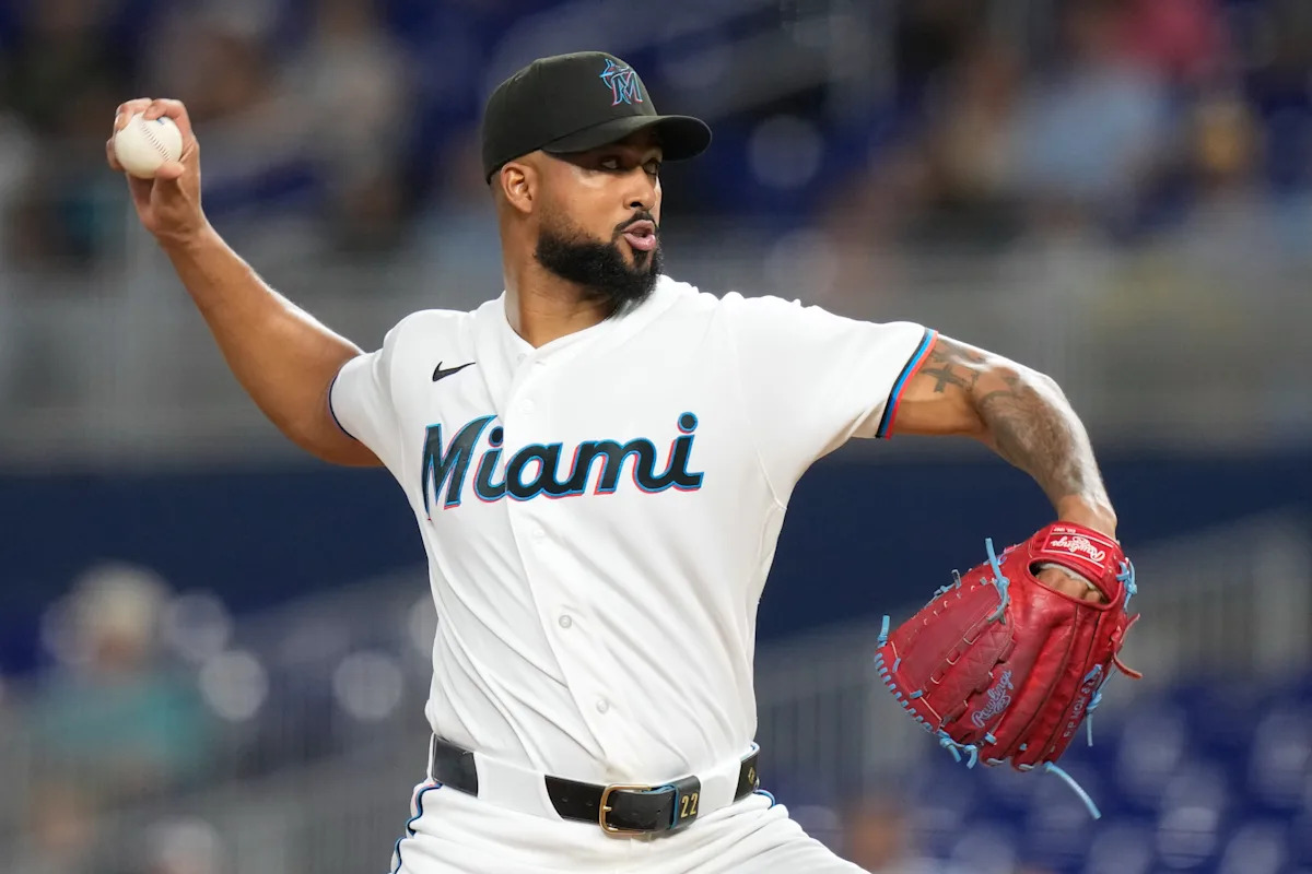 Se informa que los Marlins quieren retener al lanzador Sandy Alcantara y agregar piezas antes de la fecha límite de cambios de la MLB