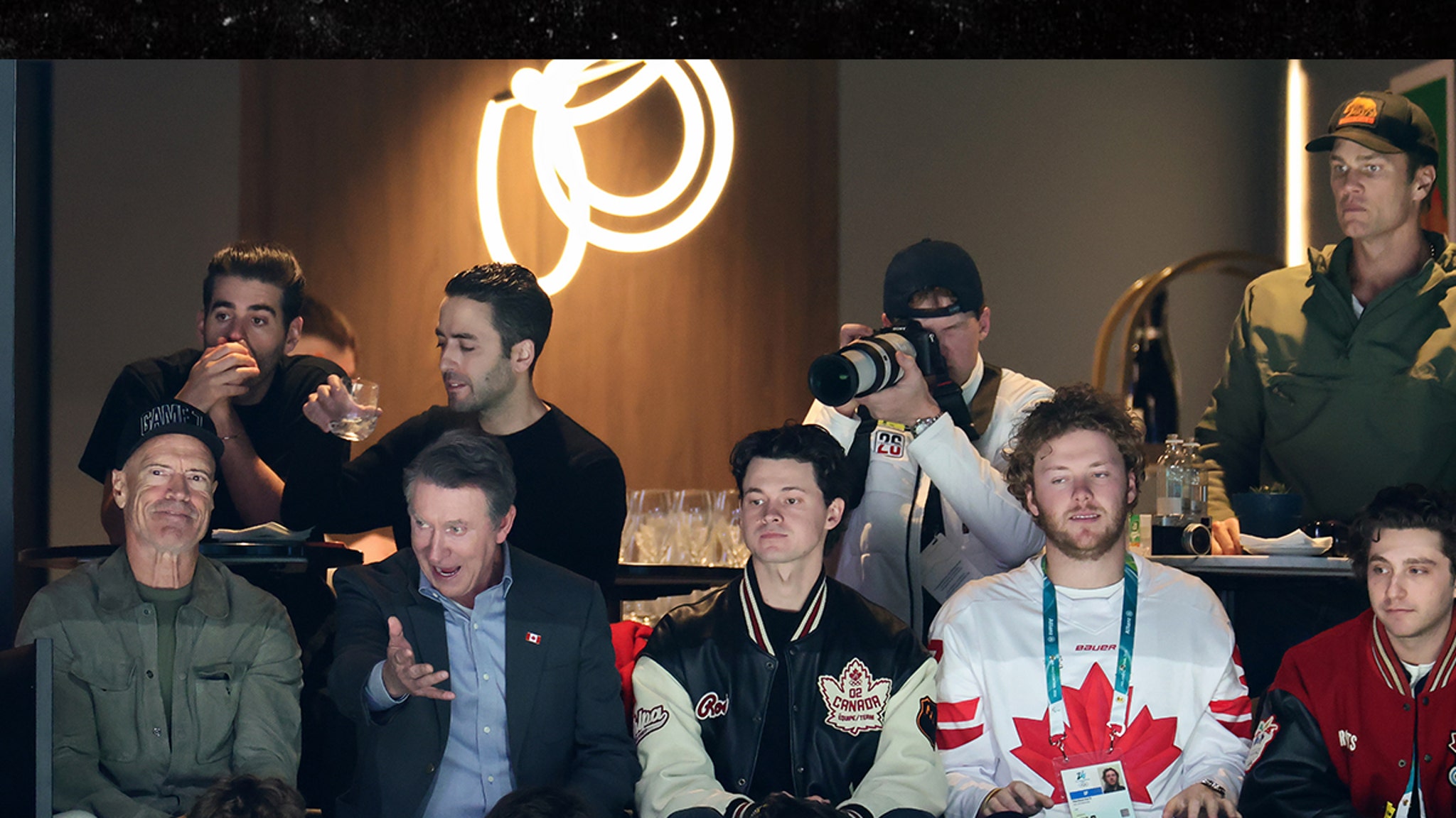 Wayne Gretzky y Tom Brady comparten suite para el partido de hockey olímpico