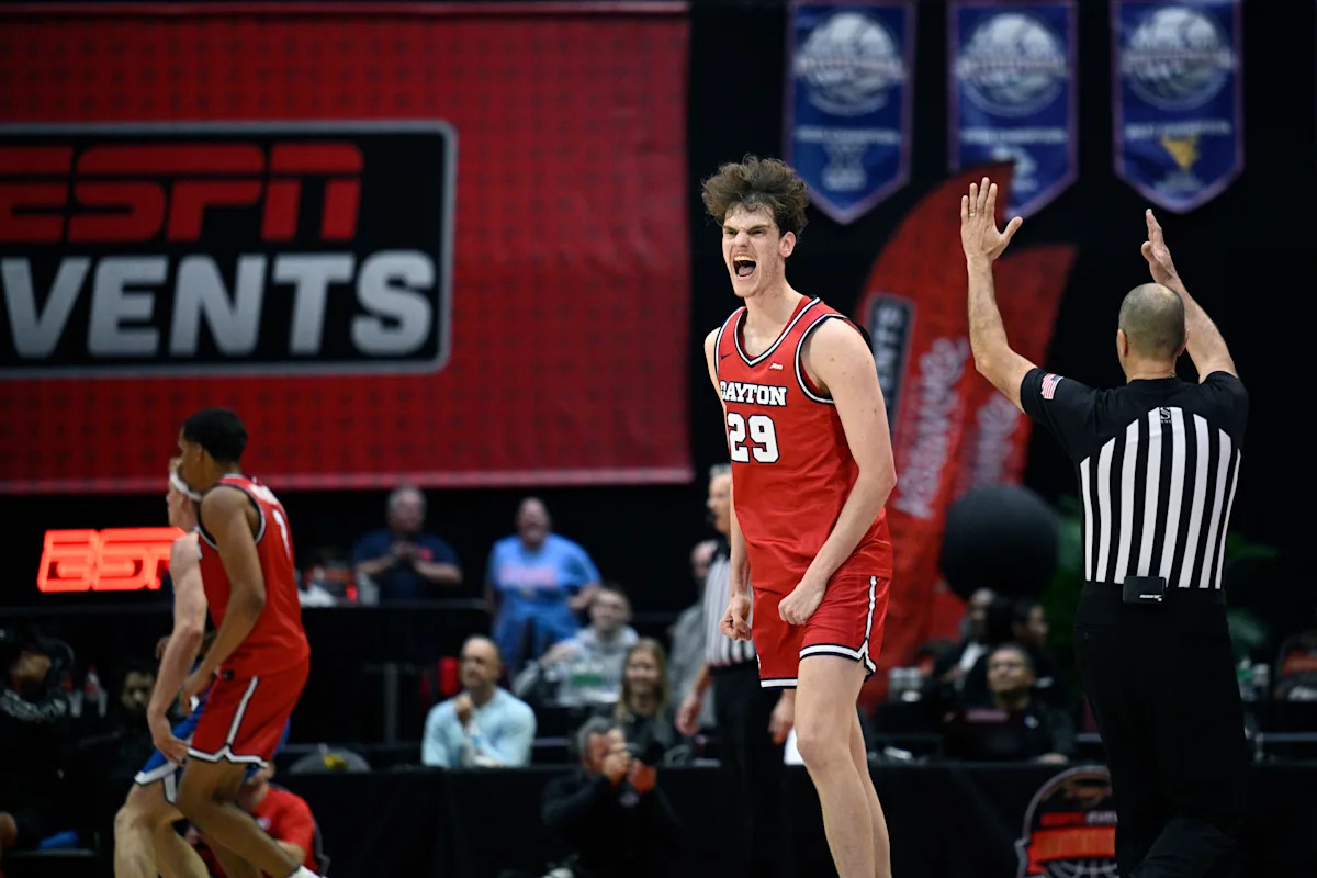 Dayton elimina a Saint Louis en el torneo A-10 con un toque tardío para culminar un frenético final de 20 segundos.