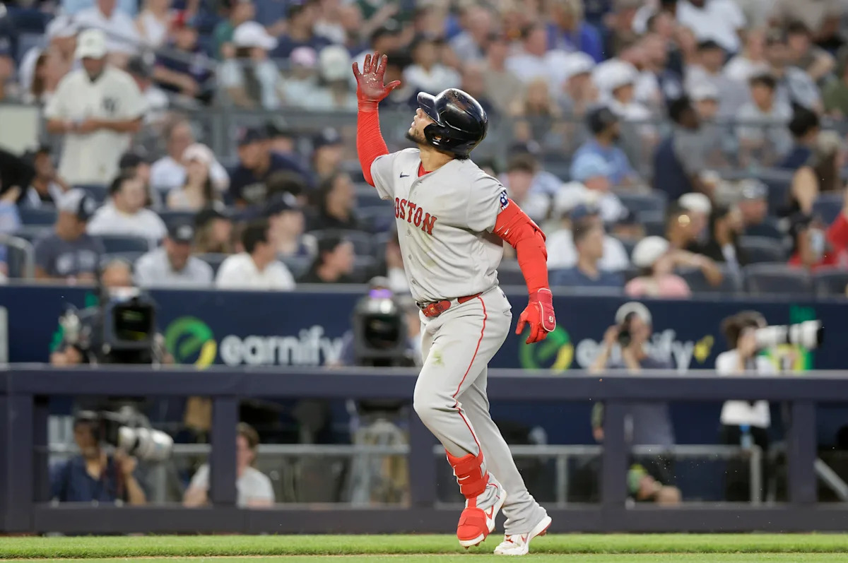 En el primer juego de los Medias Rojas en el Yankee Stadium, el jonrón de 2 carreras de Willson Contreras es la diferencia en la victoria 5-3