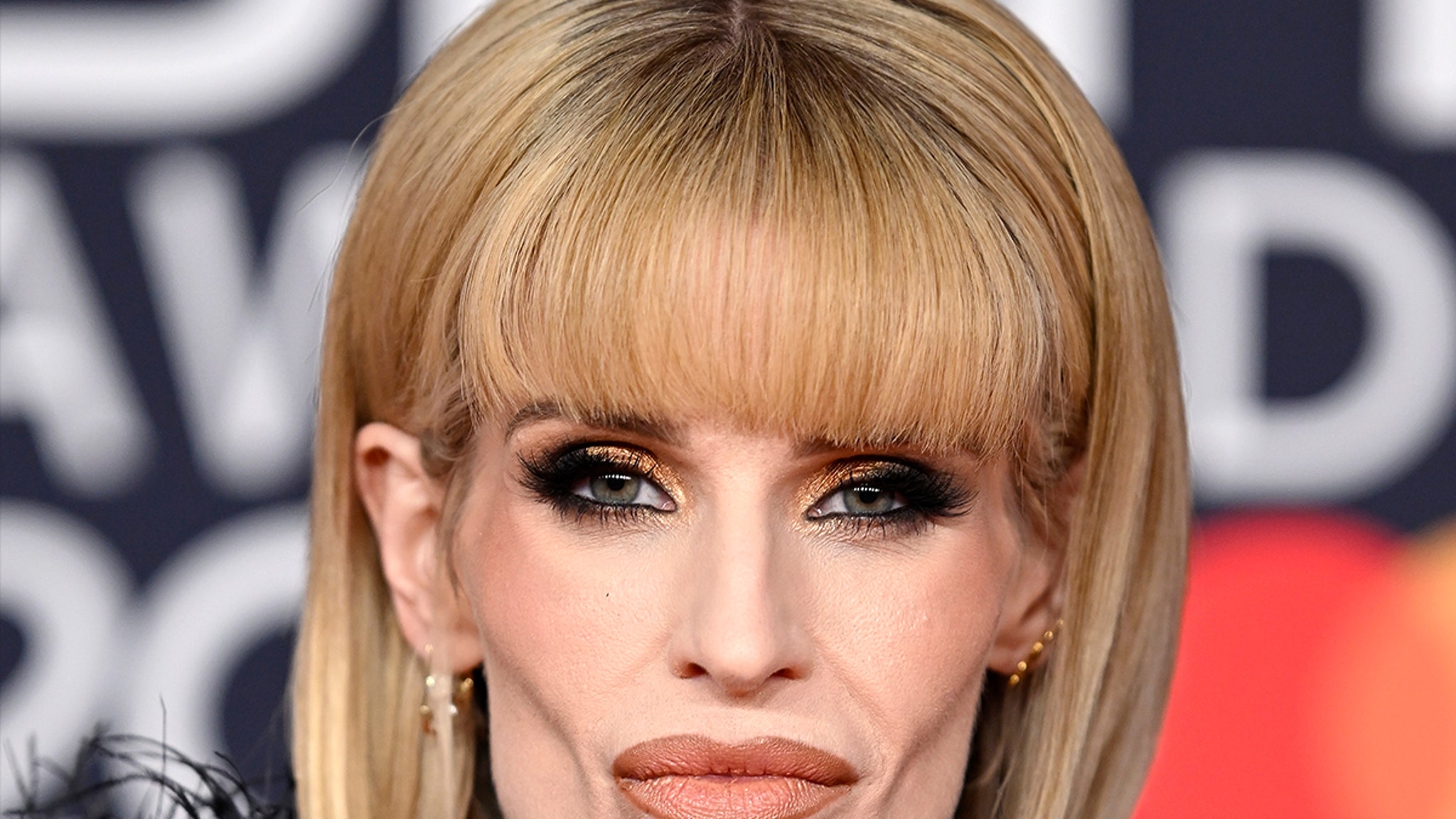 Kelly Osbourne critica las críticas por su aparición en el BRIT