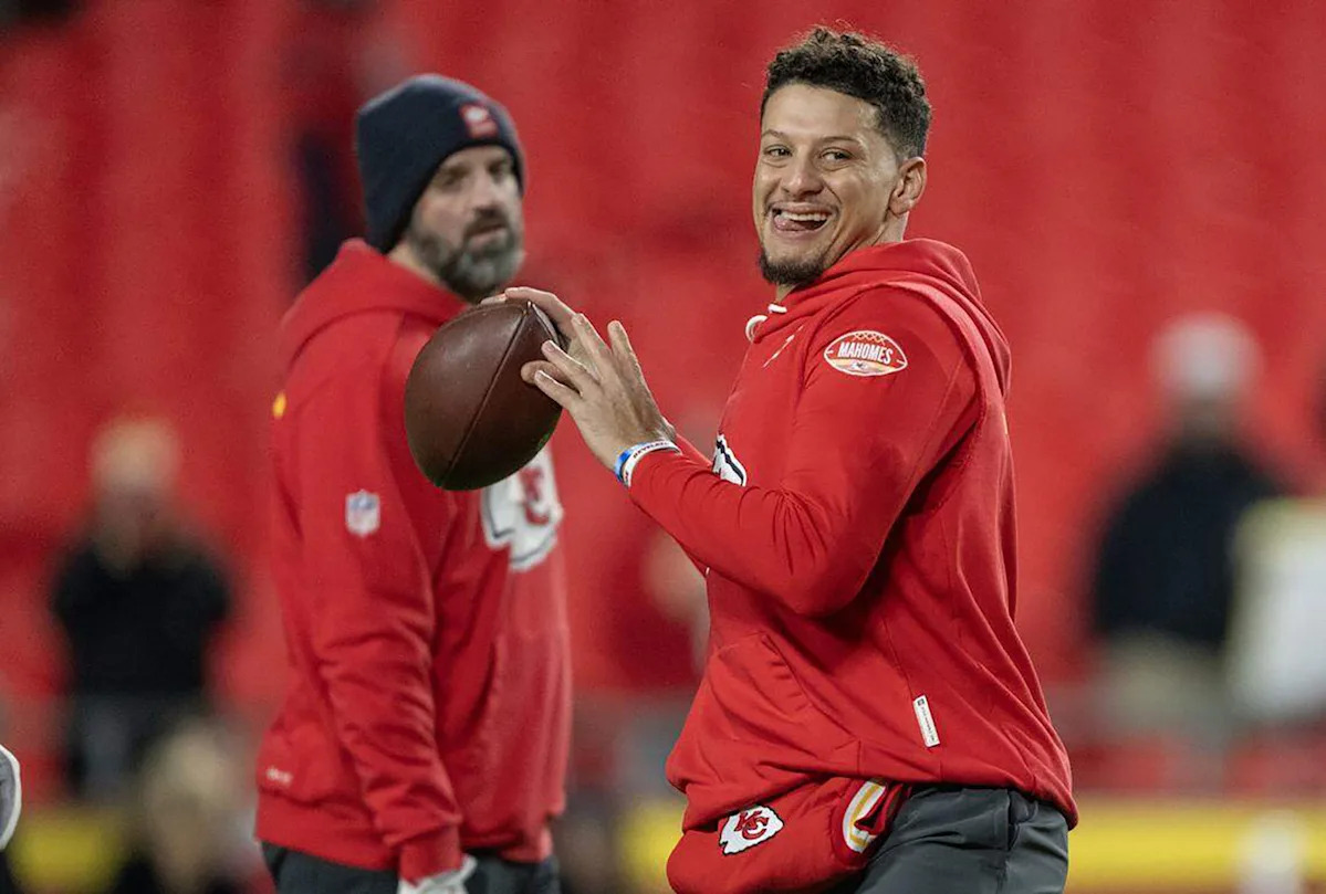 Patrick Mahomes publica un video de él mismo lanzando, aproximadamente 4 meses después de romperse el ligamento anterior cruzado