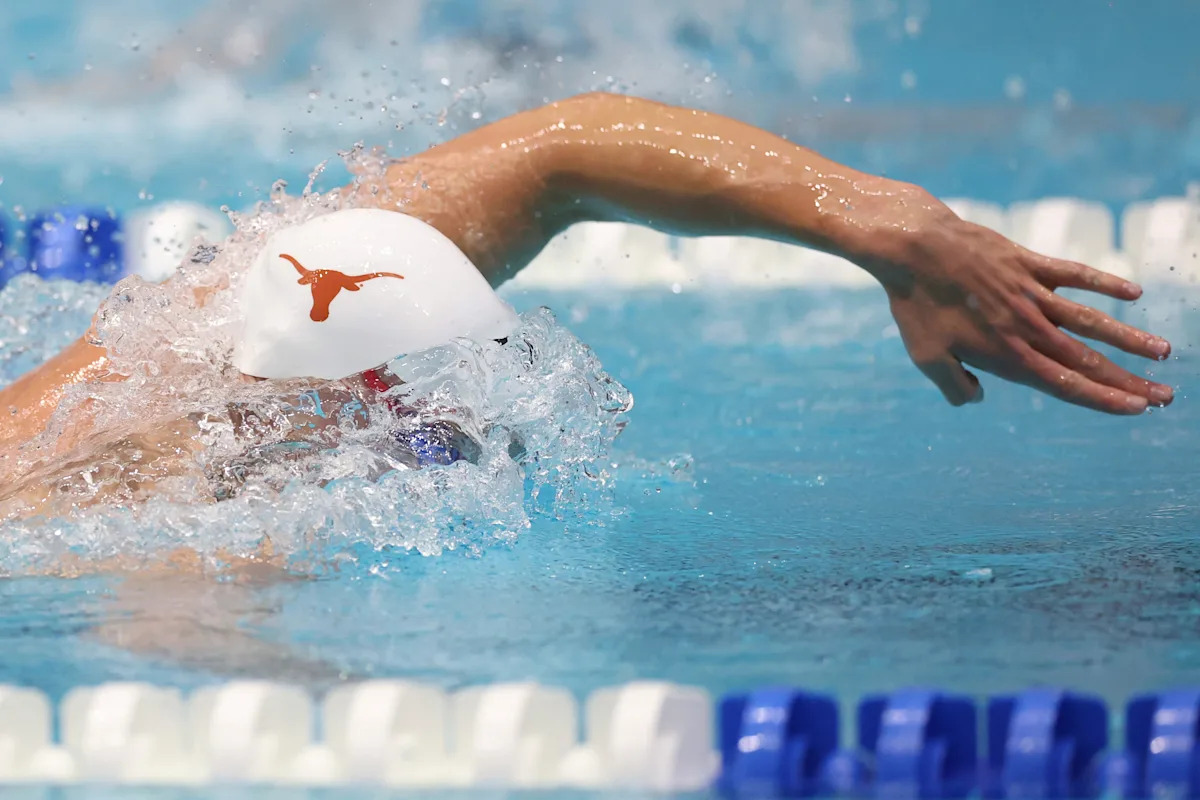 Texas arrasa en natación de la SEC mientras toma forma una nueva era