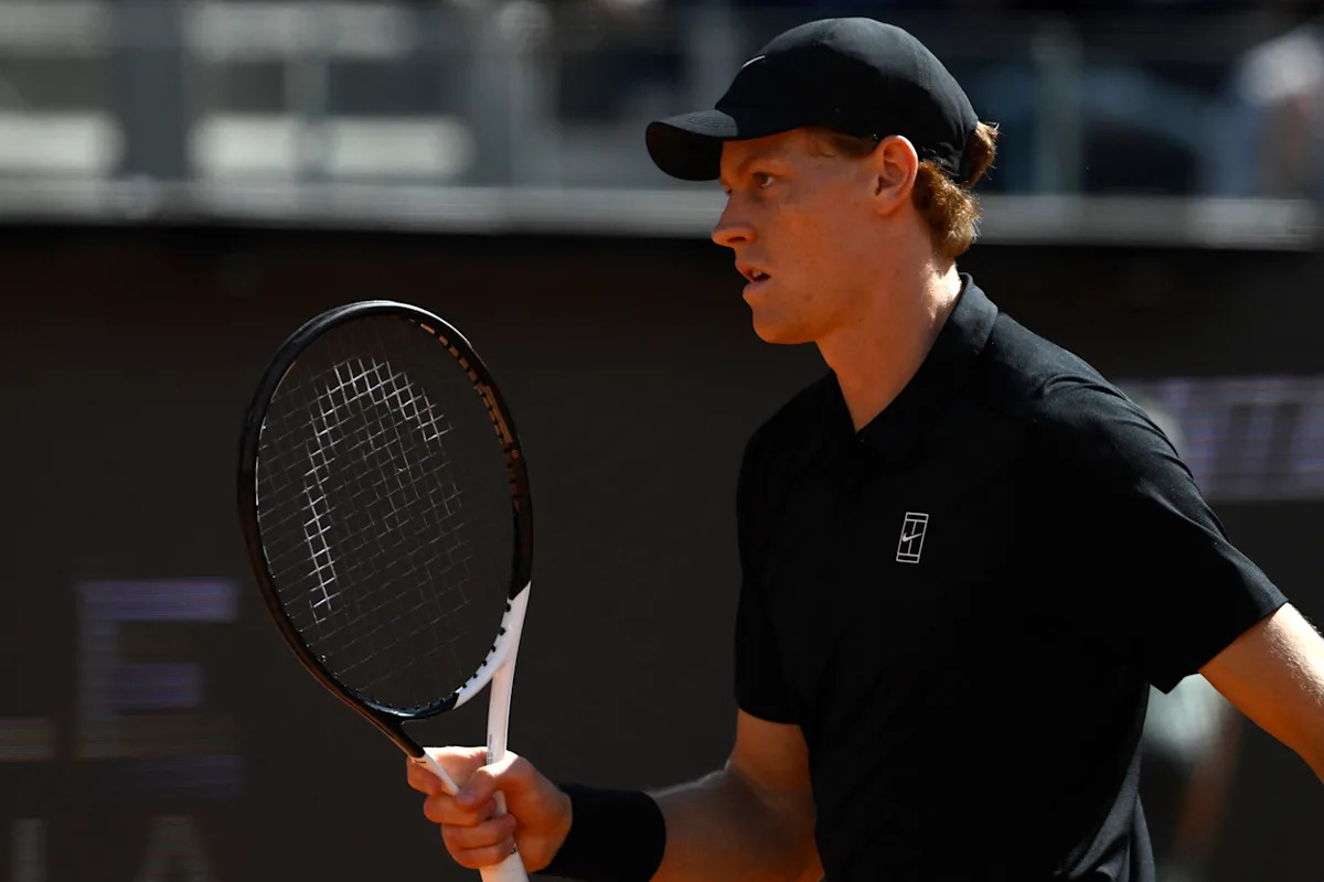 Jannik Sinner sobrevive a Daniil Medvedev en la semifinal del Abierto de Italia a pesar de una enfermedad en el segundo set y el aplazamiento por lluvia en el tercero