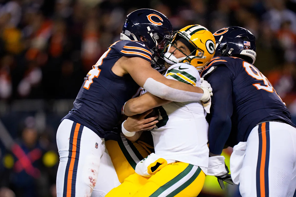 Bears DE Austin Booker multado con $11,636 por golpes ilegales que eliminaron al QB de los Packers Jordan Love