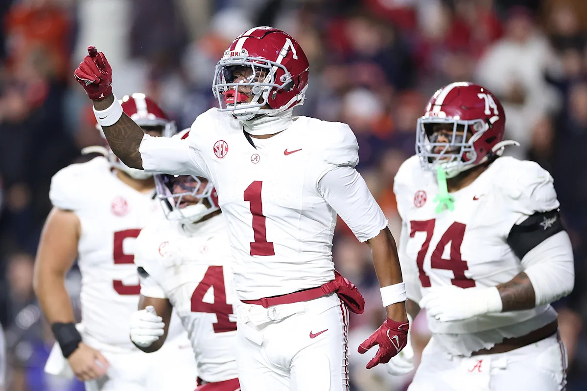 El No. 10 Alabama aguanta para ganar el caótico Iron Bowl y avanzar al Campeonato de la SEC