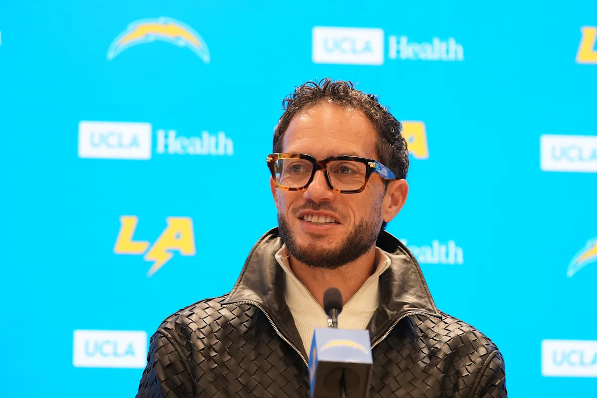 El OC de los Chargers, Mike McDaniel, prevé pases completos más fáciles para Justin Herbert y cree que el QB no ha alcanzado su techo.