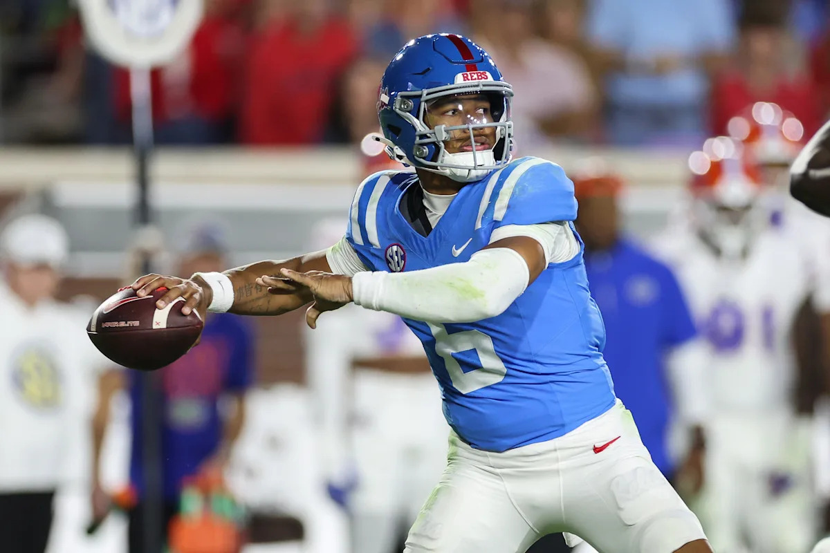 Lane Kiffin afirma que los fanáticos de Mississippi State irrumpieron en el vestuario de Ole Miss y robaron la camiseta del QB Trinidad Chambliss