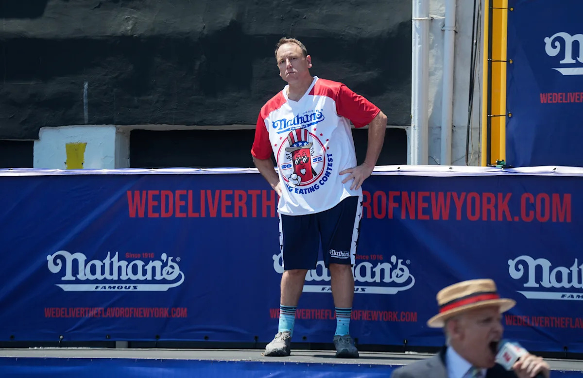 Joey Chestnut se declara culpable de un delito menor de agresión después de abofetear a un cliente en un bar