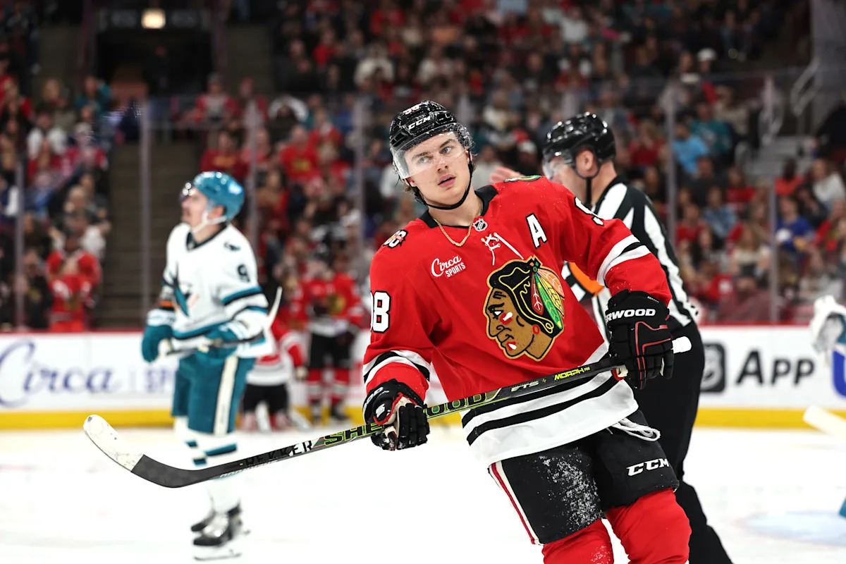 Connor Bédard de los Blackhawks estará fuera al menos 4 meses después de una cirugía de hombro