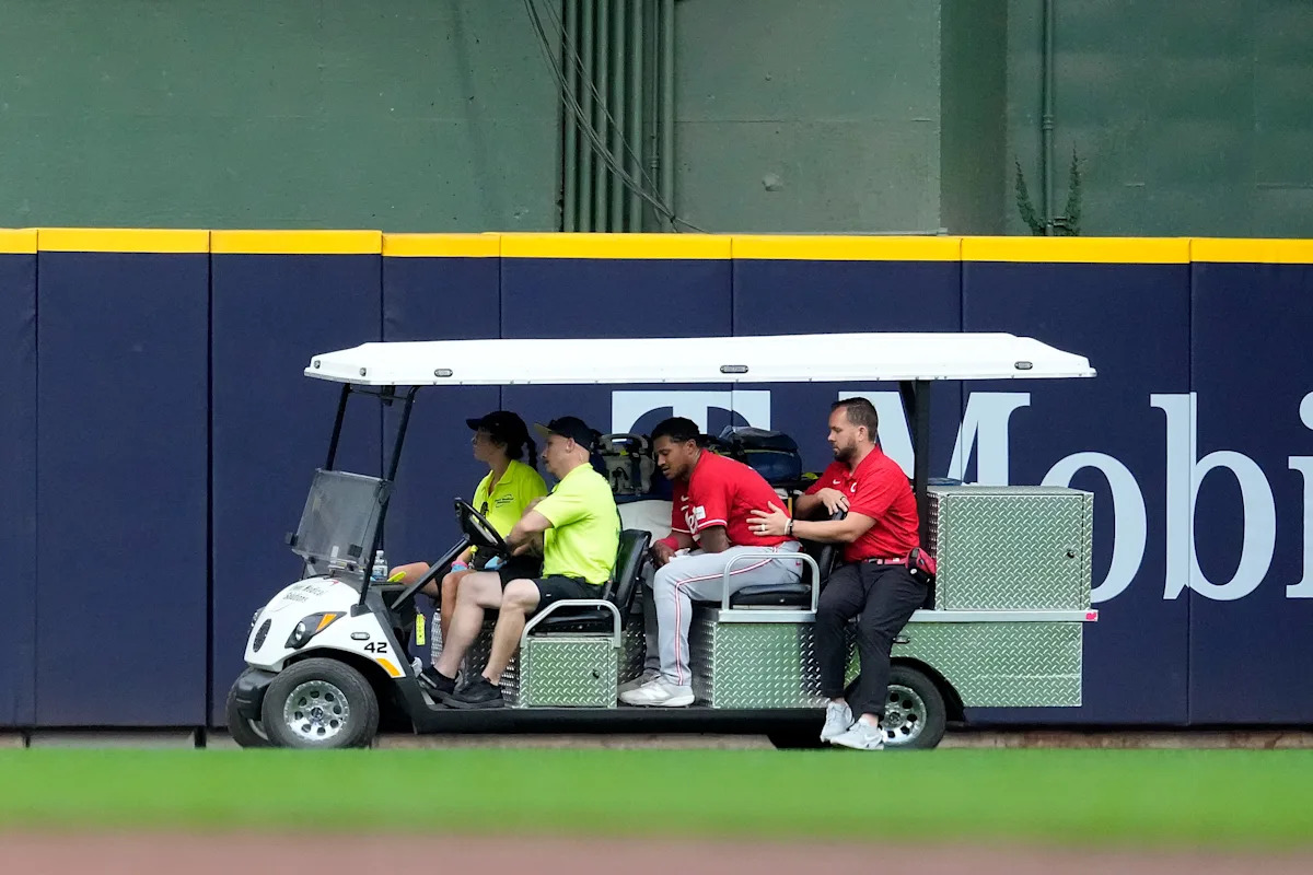 Dane Myers de los Rojos abandonó el jardín después de una atrapada ridícula y una colisión aterradora con la pared en la derrota ante los Cerveceros
