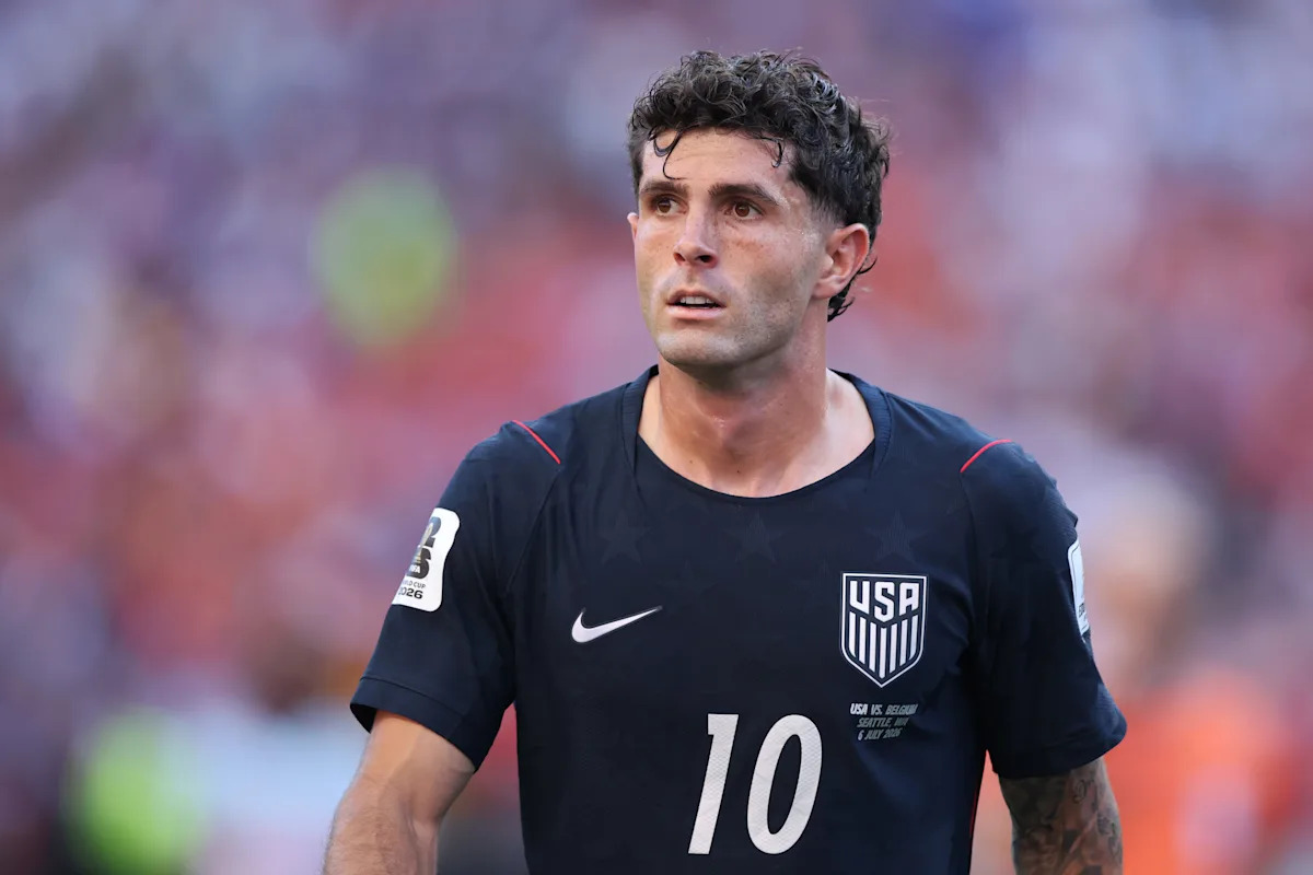 Christian Pulisic estaría de baja durante semanas tras sufrir una microfractura en la pierna durante la derrota ante Bélgica.