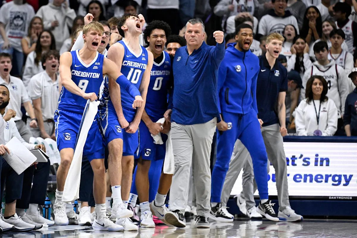 El No. 5 UConn tropieza en casa al final de una mala derrota ante Creighton mientras las esperanzas de sembrado No. 1 del Torneo de la NCAA disminuyen