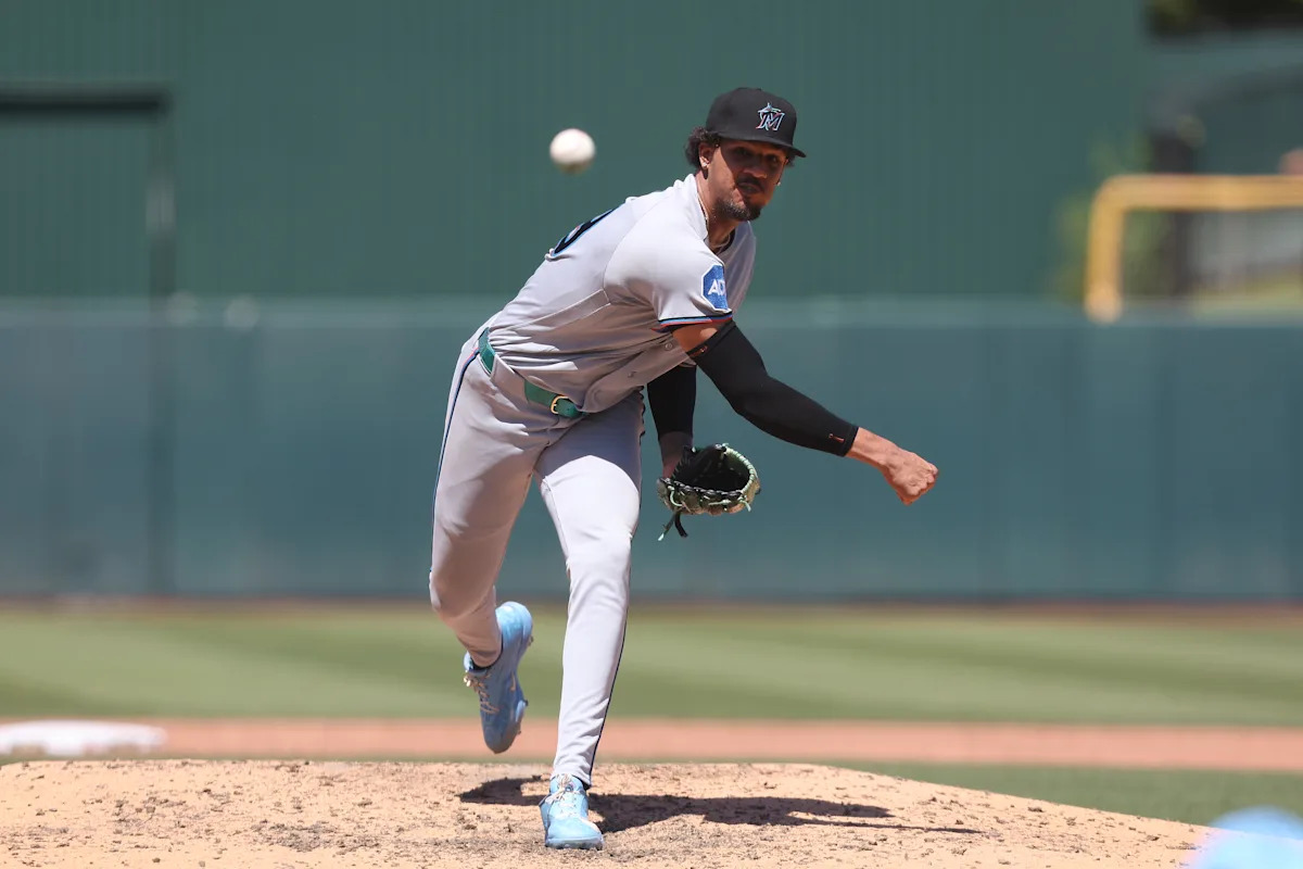 Los Marlins retiran a Eury Pérez después de 7 entradas perfectas y casi desperdician una ventaja de 8 carreras al borde del colapso ante los Atléticos.