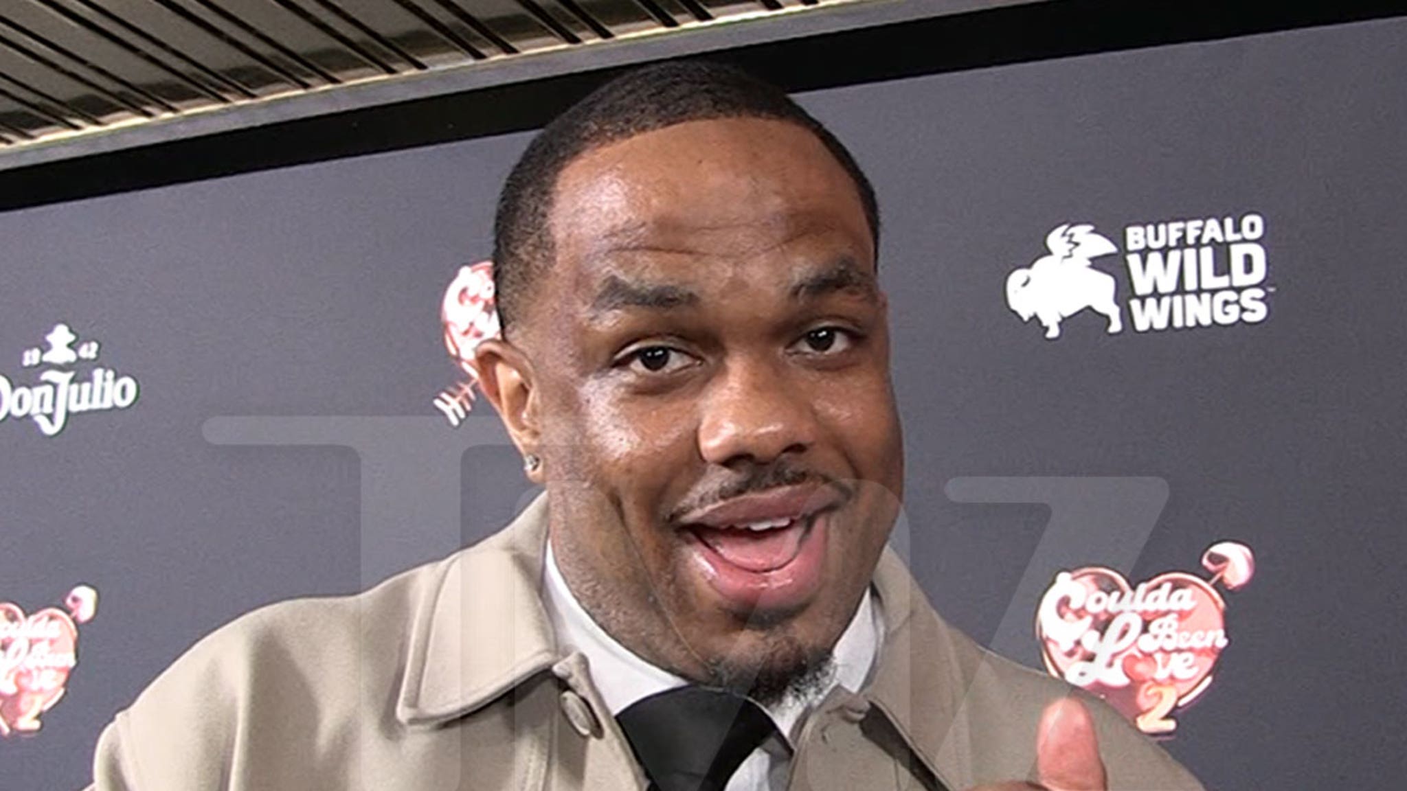 Lou Young insta a los hombres a no gastar el alquiler en costosos regalos de San Valentín