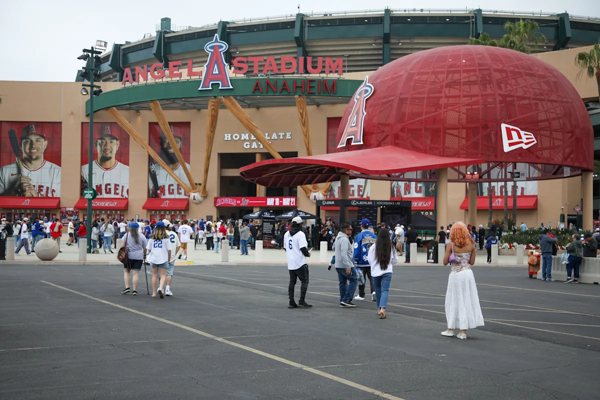 Los Angelinos dicen que el juego de los Rangers continuará según lo programado después de que el gobernador Newsom declare el estado de emergencia por una fuga de sustancias químicas en Garden Grove