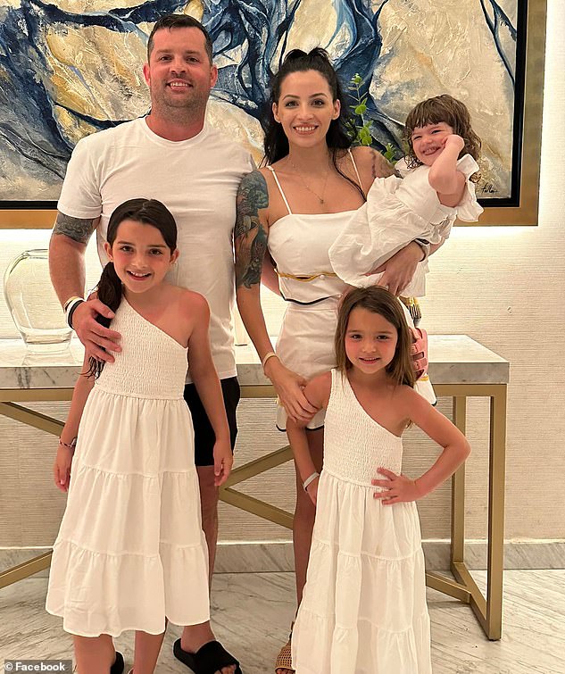 La espantosa muerte del padre se hace eco de la de su hija, de 2 años, que muere en un coche caliente.