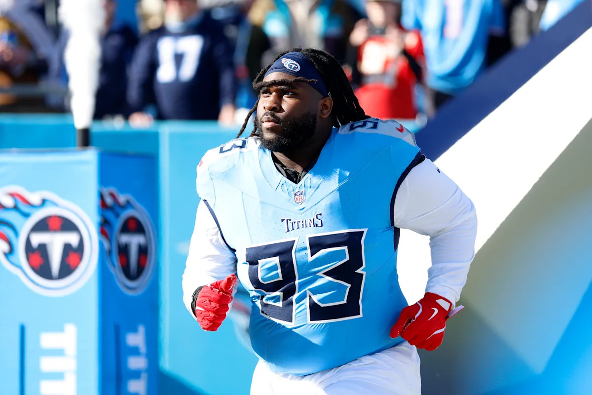 Se informa que los Titans cambian al DT T’Vondre Sweat a los Jets por el DE Jermaine Johnson
