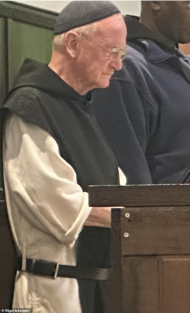 El monje católico que envió fotos de sí mismo desnudo a una turista no será procesado después de que las instantáneas fueran consideradas “espirituales”