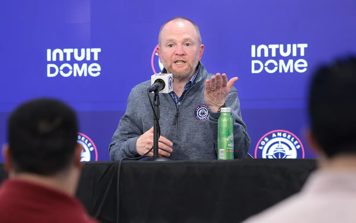 Los Clippers le dan al ejecutivo Lawrence Frank una extensión de contrato de varios años en medio de una racha de 15-3