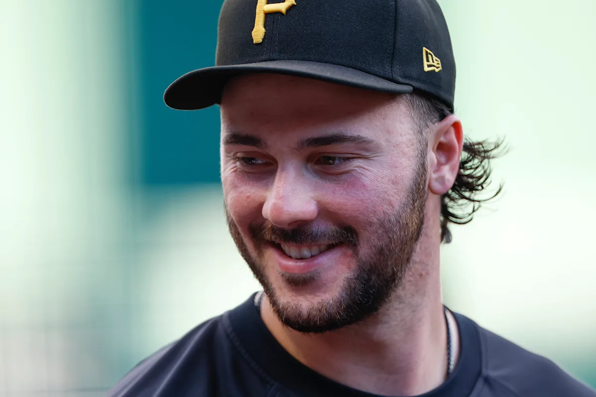 La estrella de los Piratas, Paul Skenes, sorprende al equipo de las Pequeñas Ligas, juega la pelota y firma autógrafos para los jugadores.