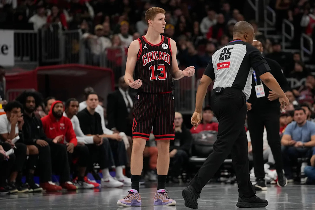 Copa NBA: Kevin Huerter de los Bulls expulsado por golpear levemente el balón contra el árbitro