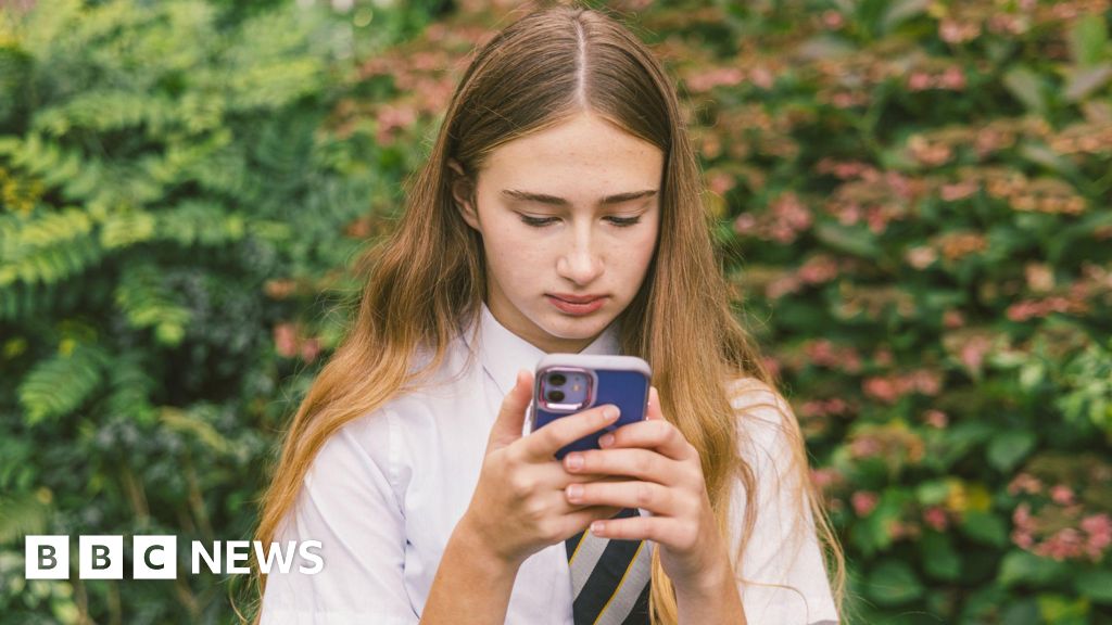 Adolescentes del Reino Unido probarán la prohibición de las redes sociales y los toques de queda digitales