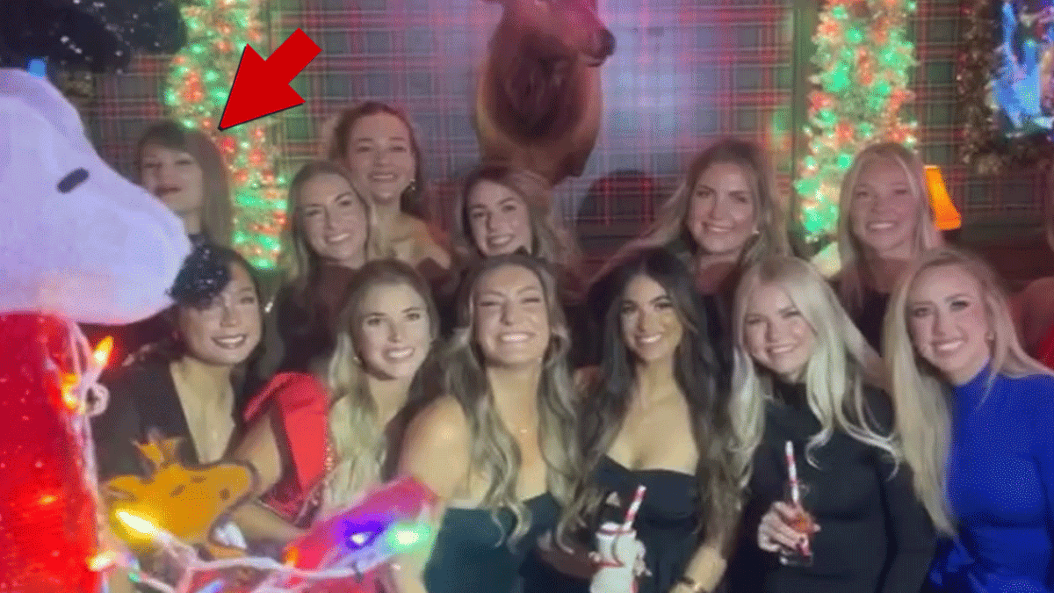 Taylor Swift vista en la fiesta de Navidad de los Kansas City Chiefs