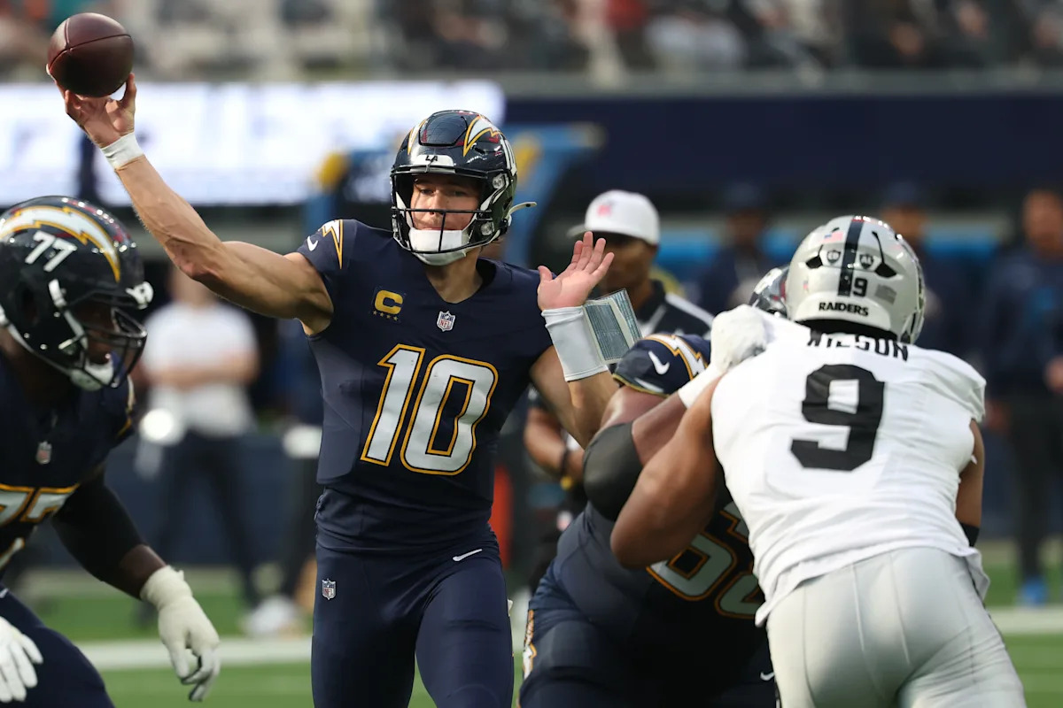 El mariscal de campo de los Chargers, Justin Herbert, necesita cirugía después de terminar la victoria sobre los Raiders con una mano fracturada, es posible que no esté listo para enfrentar a los Eagles.