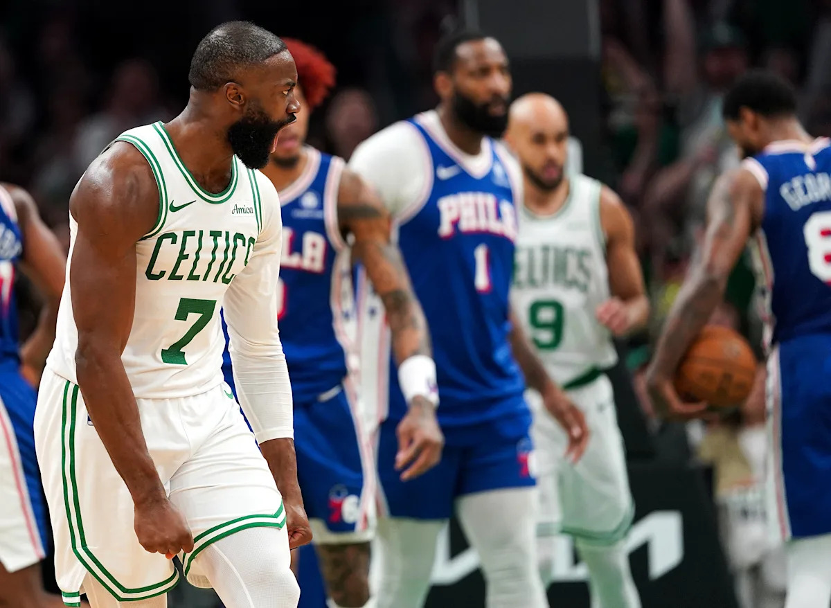 Celtics-76ers: Jaylen Brown lanza un martillo a Adam Bona y comete una falta técnica por ver derrotado a su oponente
