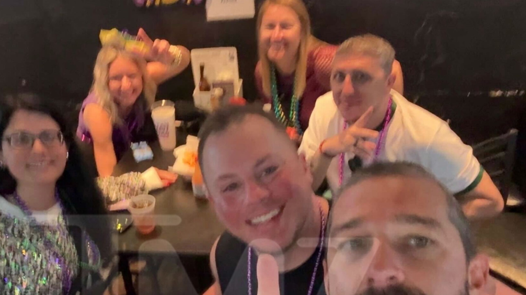 Shia LaBeouf visita un pub para comer una hamburguesa tras salir de prisión en Nueva Orleans