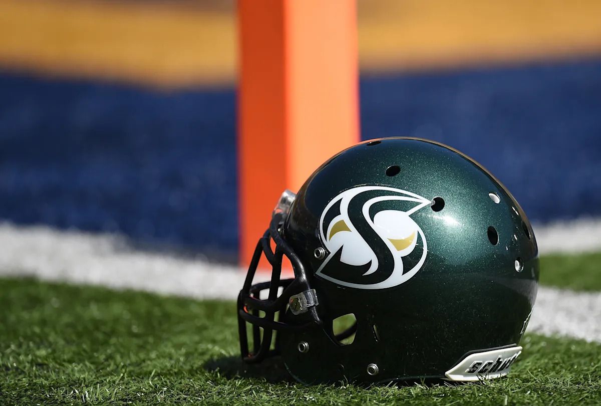 El exfutbolista de Sacramento State, Iván Garza, muere a los 25 años luego de ser atropellado por un vehículo mientras cruzaba la calle.