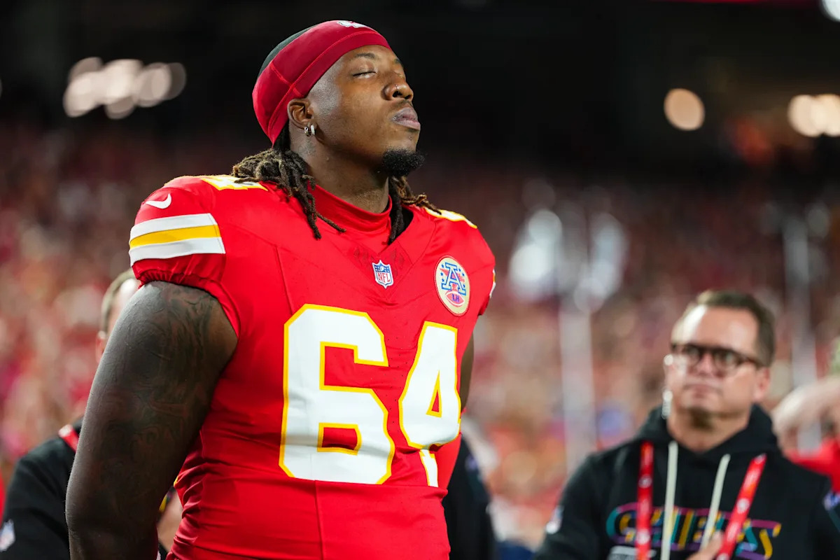 Se informa que los Falcons adquieren a la OT Wanya Morris de los Chiefs por la selección de sexta ronda de 2027