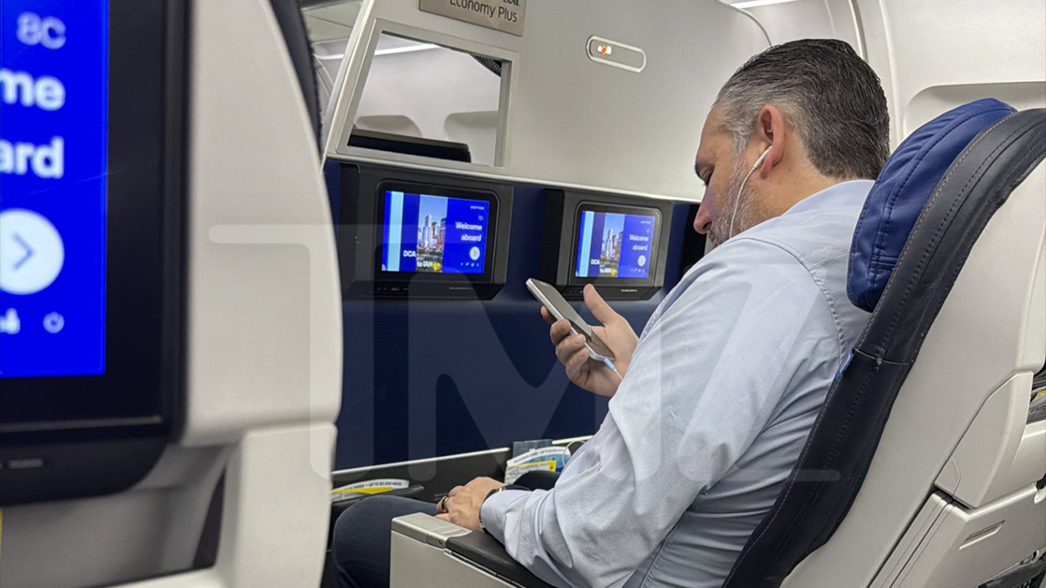 Los senadores Ted Cruz y John Thune abandonan DC en medio del cierre del gobierno