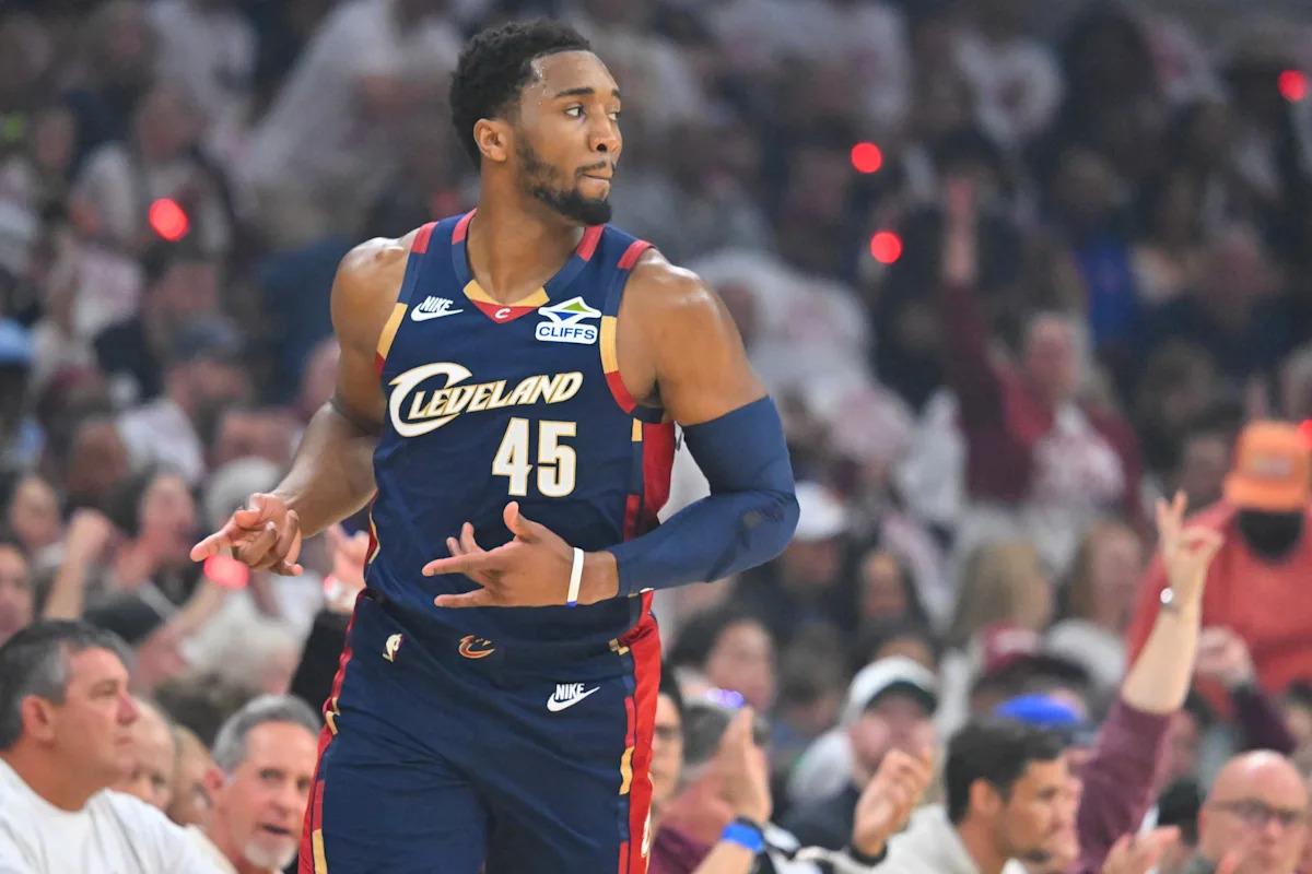 Los Cavaliers ganan el tercer juego en casa, venciendo a los Pistons 116-109 con Donovan Mitchell anotando 35 puntos.