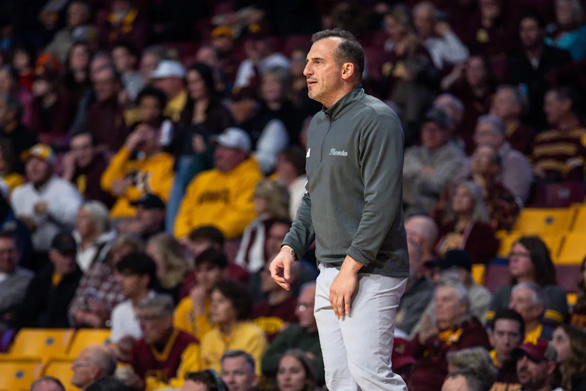 El entrenador de Green Bay, Doug Gottlieb, suspendió 1 juego después de criticar a los funcionarios y al comisionado de la Horizon League luego de la derrota.