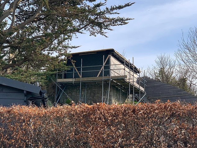 96440491-15402175-Angry_neighbours_of_a_luxurious_5_000_a_week_Airbnb_retreat_have-a-4_1766254258738.jpg