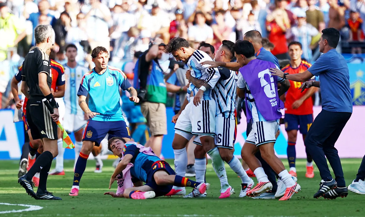 La final del Mundial termina en una pelea cuando el argentino Leandro Paredes agarra por el cuello al español Eric García.