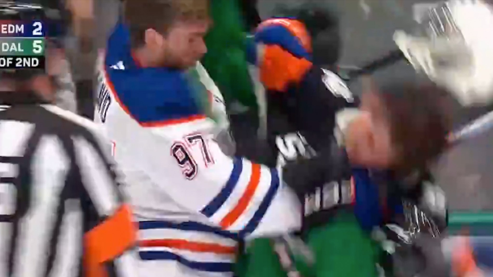 Connor McDavid lanza golpes en una rara pelea en el juego