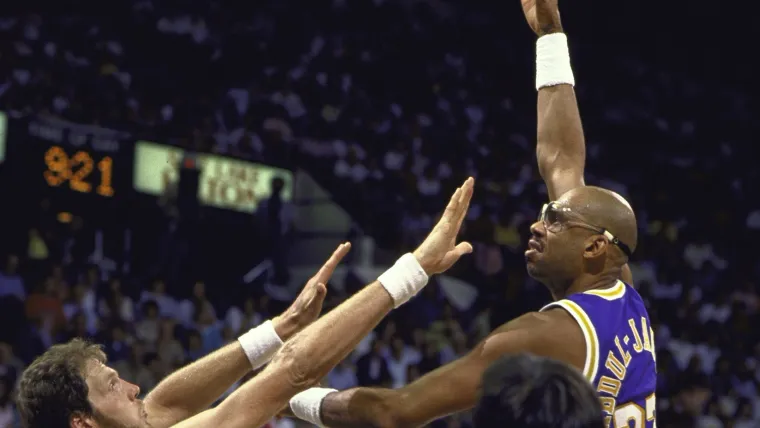 SN 140 MOMENTOS: NO. 98 – Kareem Abdul-Jabbar supera el récord anotador de la NBA de Wilt Chamberlain