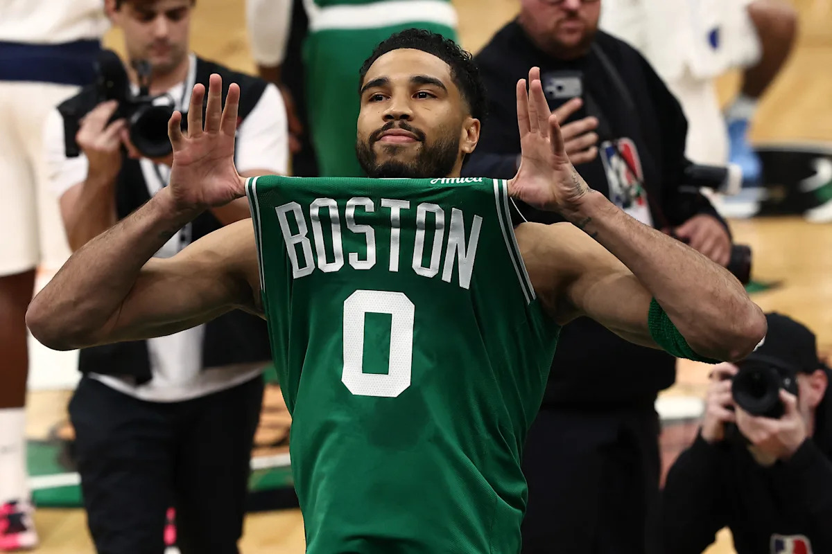 Jayson Tatum de los Celtics entra a la cancha por primera vez desde la lesión del tendón de Aquiles y recibe una gran ovación