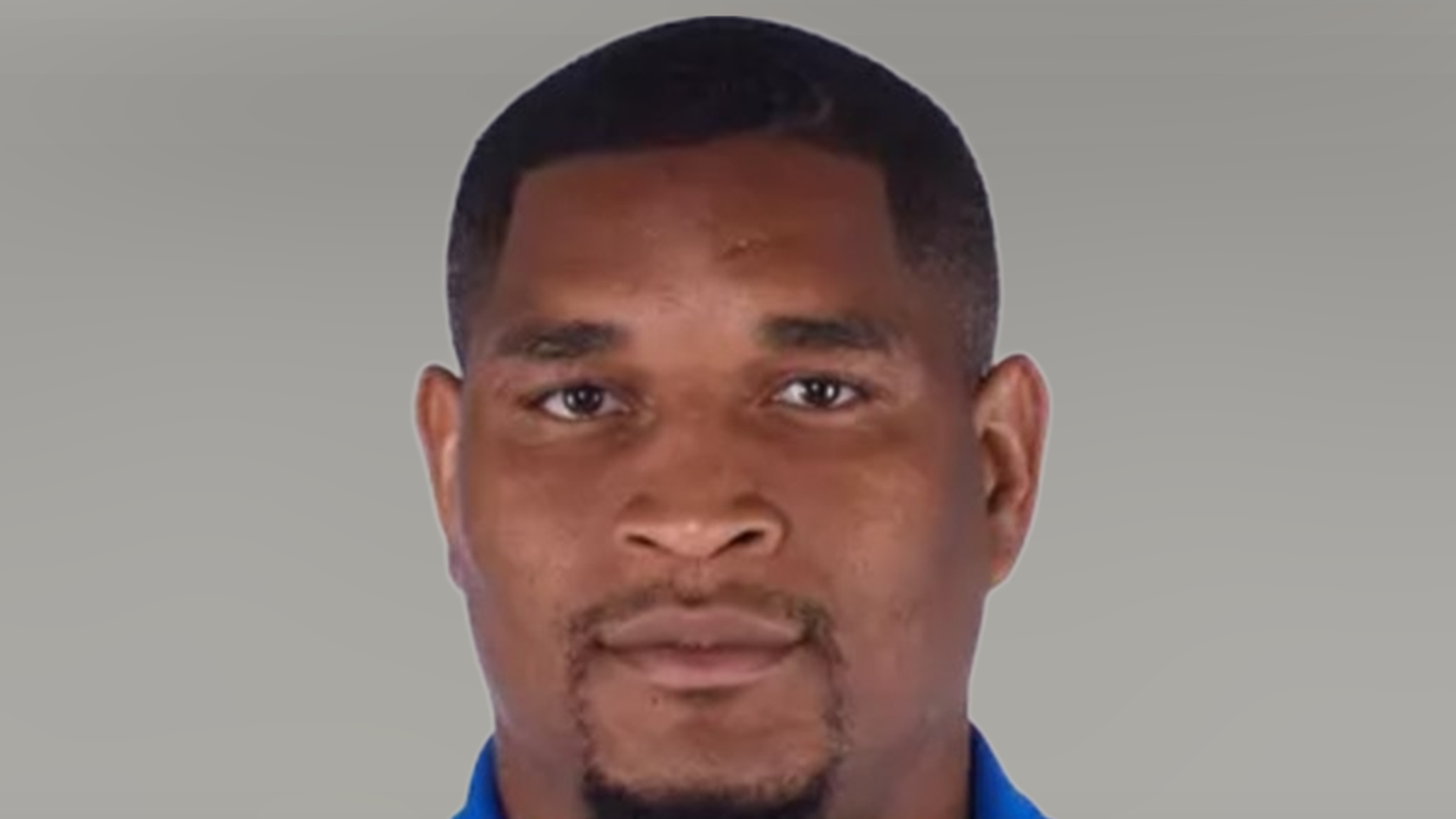 Miembro del personal de College Hoops arrestado por cargos de proxenetismo, armas y drogas