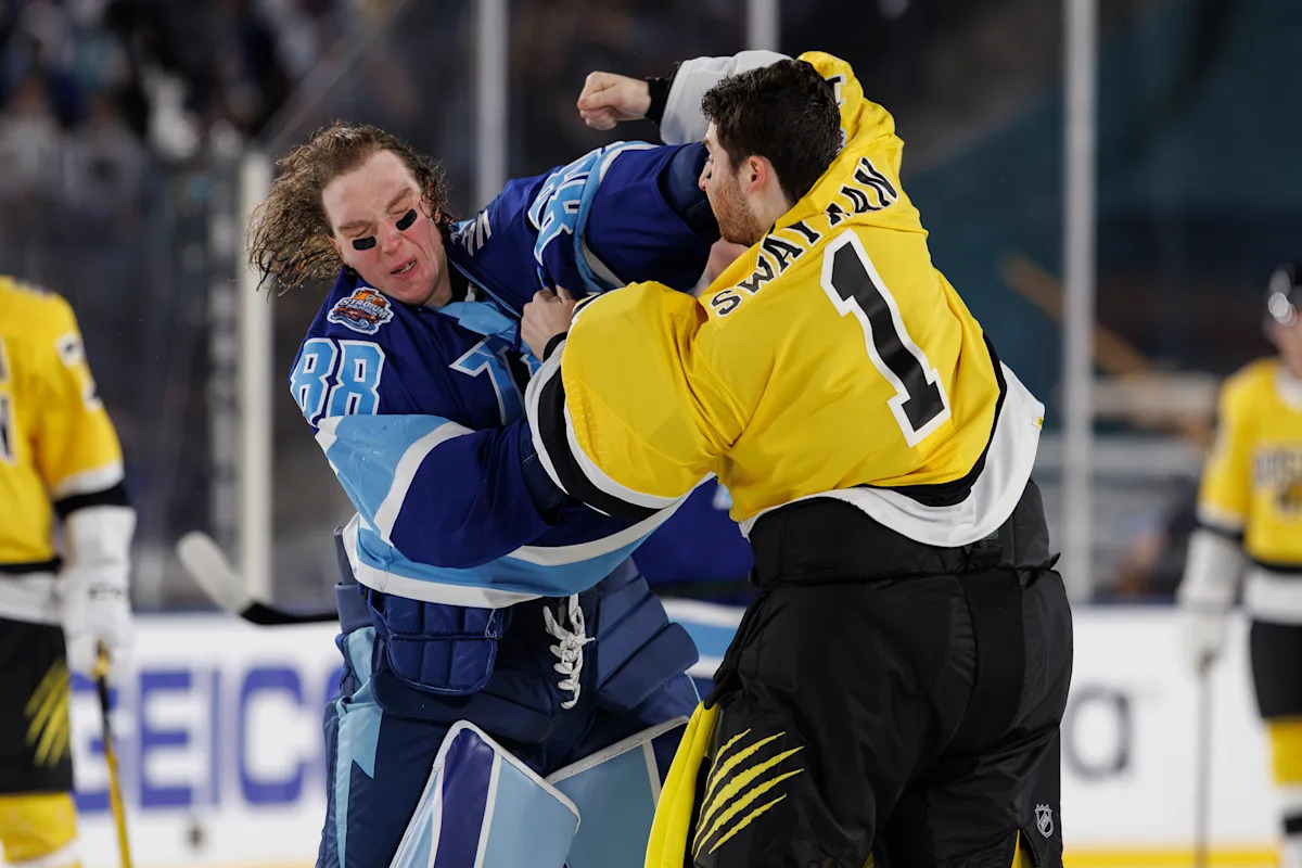 ¡Otra batalla de porteros de la NHL! Jeremy Swayman y Andrei Vasilevskiy se quitan los guantes durante el partido Stadium Series