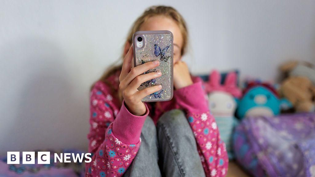 Ofcom dice que TikTok y YouTube “no son lo suficientemente seguros” para los niños