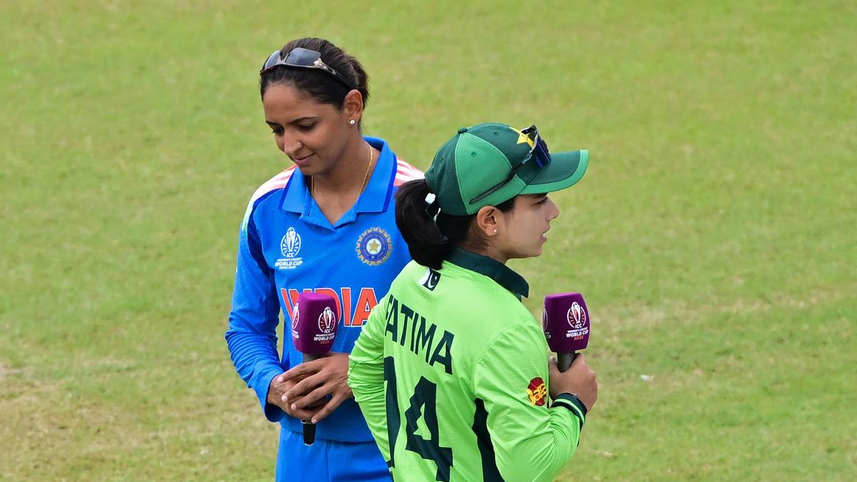 IND vs PAK, Copa Mundial Femenina T20 2026: Harmanpreet Kaur y Fatima Sana no se dan la mano mientras se lanzan en India vs Pakistán