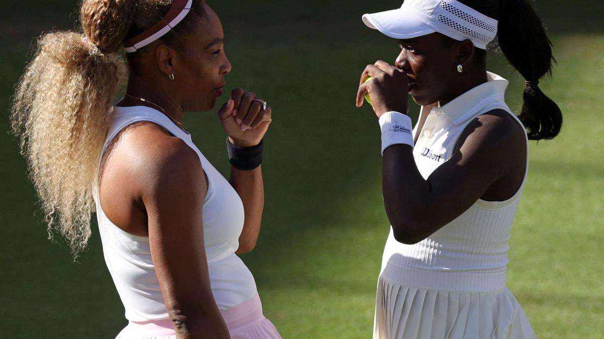 El regreso de Serena Williams al Queen’s Club ha llegado a su fin tras la lesión de su compañera de dobles